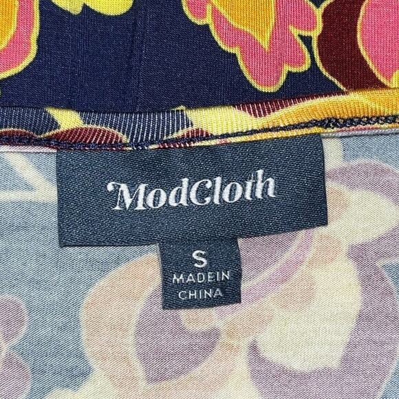 ModCloth V-Neck Shark Tail Hemline Tank Top | Women’s Size Small - Picture 6 of 8